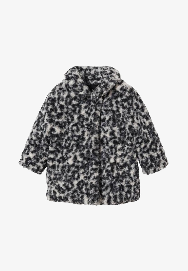 Chlupatý černobílý tištěný kabát s kapucí, volného střihu a viditelnými knoflíky, vyrobený z měkkého, texturovaného materiálu.