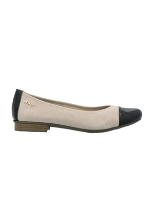 Chaussure plate avec une tige en daim beige et un capuchon en cuir verni noir. Elle présente un petit talon et un branding subtil sur le côté.