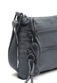 Borsa in nylon grigio con superficie testurizzata, dotata di numerose tasche con cerniera, tracolla regolabile e dettagli in corda per una facile maneggevolezza.