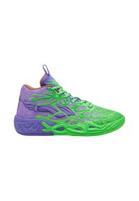 Zapatillas altas con un diseño en verde y púrpura, que presentan patrones recortados intrincados y superficies texturizadas. Acentos marrones en el interior.