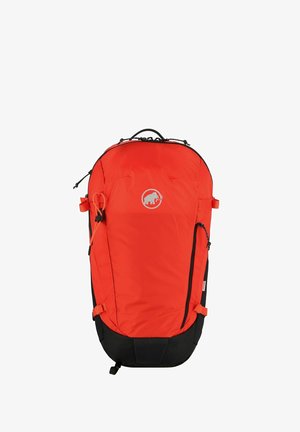 Zaino rosso con accenti neri, caratterizzato da un design elegante, cerniere, logo e spallacci regolabili. Realizzato in tessuto resistente con una finitura testurizzata.