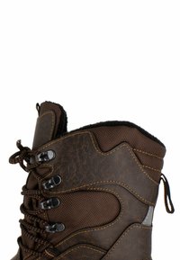 Stivale da trekking in nylon marrone e finta pelle con accenti neri, superficie testurizzata, lacci rotondi e occhielli rinforzati, dotato di collo imbottito.