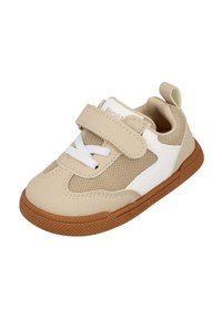 Zapatilla beige con acentos blancos, que presenta una parte superior de malla, correa de Velcro y suela de goma texturizada. Diseño ligero con un sutil detalle de logotipo.