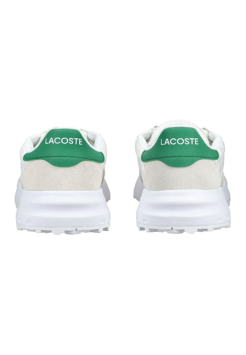 Coppia di sneakers bianche con dettagli verdi sul tallone, logo "LACOSTE" bianco, viste da dietro su sfondo bianco.