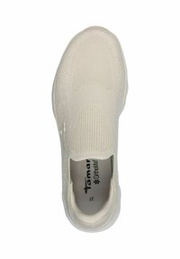 Helle beigefarbene Slip-On-Sneaker mit einem strukturierten Strickobermaterial, elastischem Kragen und einer gepolsterten Ortholite-Innensohle. Die Laufsohle ist weiß.