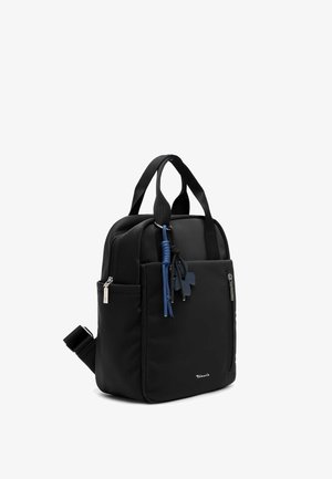 Zaino nero a forma quadrata con doppi manici, tasca frontale con zip, tasca laterale, cordoncini decorativi blu e neri e tracolla regolabile.