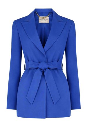 Blazer da donna di un blu brillante con ampi revers e cintura di tessuto annodata in vita, vista frontale su sfondo bianco.