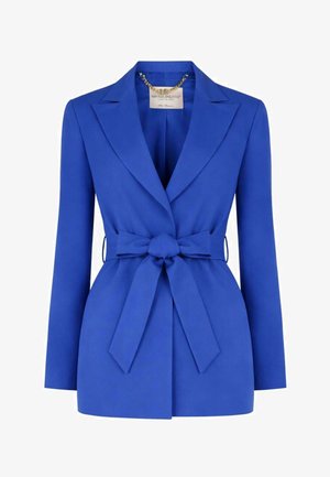 Blazer da donna di un blu brillante con ampi revers e cintura di tessuto annodata in vita, vista frontale su sfondo bianco.