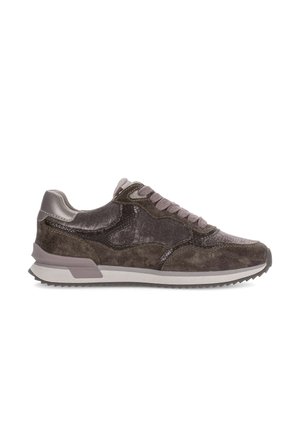 Low-profile donkerbruine suède sneaker met gestructureerde panelen, veters en een witte rubberen zool, vanaf de zijkant getoond op een witte achtergrond.