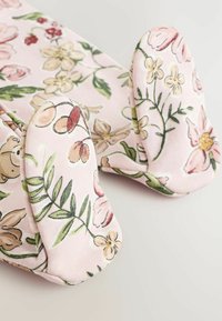 Stoff mit Blumenmuster in Rosa, das grüne Blätter und Trauben roter Beeren zeigt. Weiche, abgerundete Ohrenakzente ragen von den Seiten hervor.