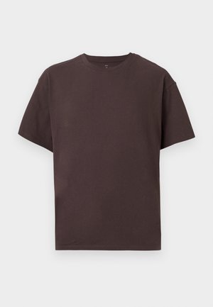 Camiseta de algodón marrón de manga corta, con cuello redondo y corte relajado, que presenta una textura suave y sin patrones ni logotipos visibles.