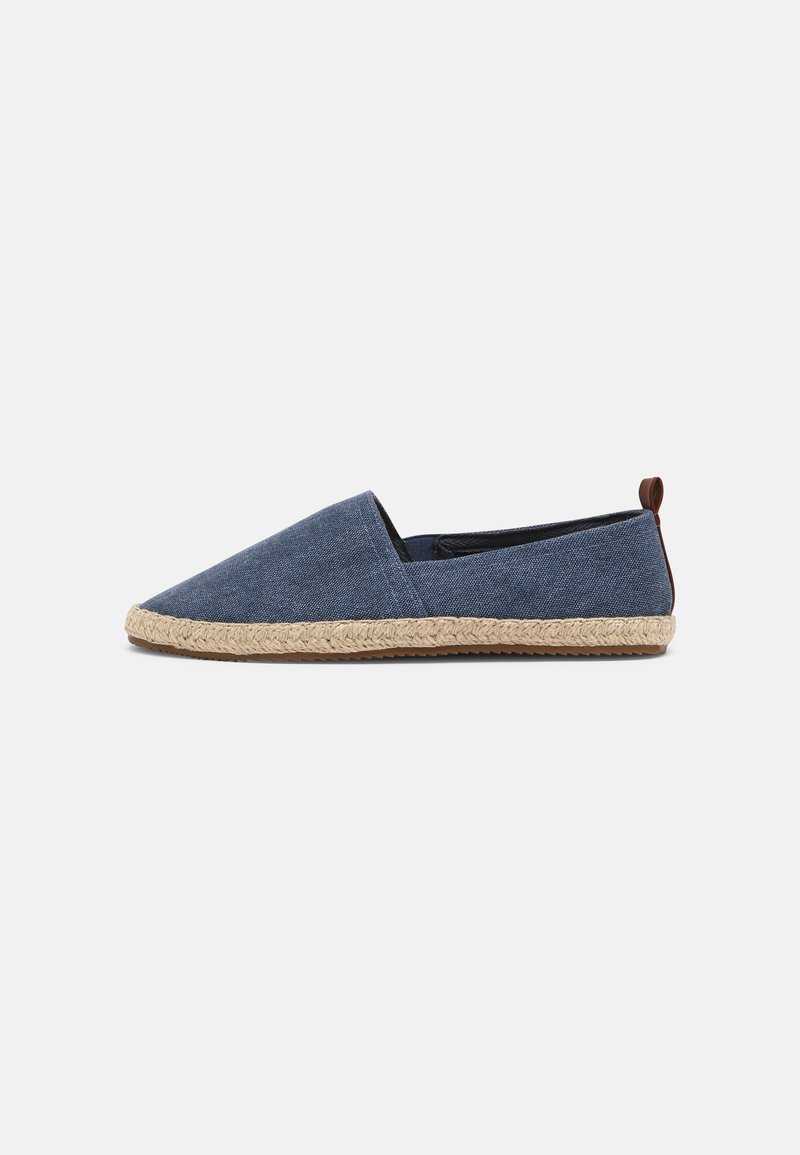 Chaussure en denim à enfiler avec un bout allongé et pointu. Dotée d'une semelle en corde de jute naturel et d'un accent foncé au talon. Couleur bleu foncé.