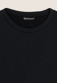 Maglione nero a girocollo con dettagli in argento glitterati e una etichetta del marchio "Freddy" sul colletto posteriore.
