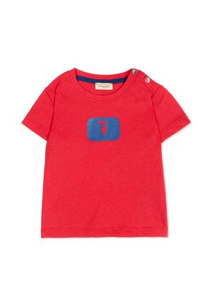 Maglietta rossa a maniche corte per bambino con grafica rettangolare blu e cavalluccio marino rosso all’interno, con bottoni automatici sulla spalla sinistra.