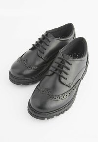 Pantofi brogue din piele neagră, cu detalii perforate, vârf rotund și sistem de închidere cu șireturi. Talpă groasă din cauciuc pentru o durabilitate sporită.