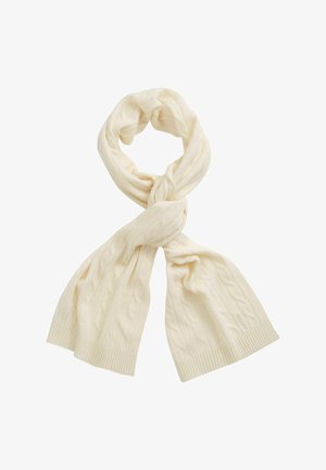 Crèmewitte gebreide sjaal met kabelpatroon, losgeknoopt tegen een witte achtergrond.