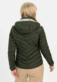 Oliven grøn pufferjakke med en chevron-quiltet design, hætte og grå foring. Har lange ærmer og elastiske manchetter.