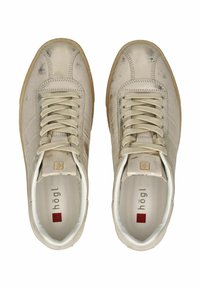 Sneaker beige con tomaia in pelle testurizzata, punta rotonda e lacci piatti. Presenta un branding discreto e un interno imbottito per il massimo comfort.