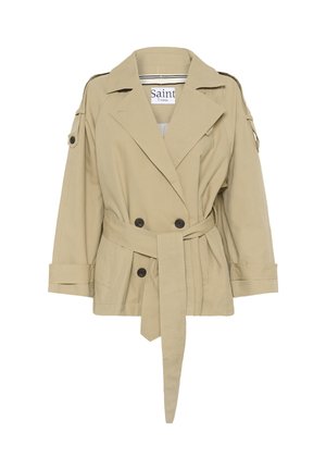 Gabardina beige de doble botonadura con cintura ceñida, solapas anchas y hombreras. Hecha de tela ligera con una textura suave.