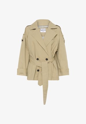 Bež dvostruko kopčani baloner s pojasom u struku, širokim reverima i epauletama na ramenima. Izrađen od lagane tkanine glatke teksture.