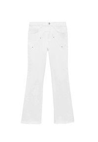 Jeans blancos acampanados de denim, con una cintura de altura media, bolsillos frontales, costuras decorativas y dos remaches plateados en las caderas.