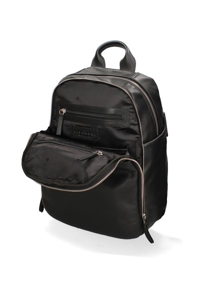 Sac à dos en cuir noir avec des surfaces lisses et texturées. Doté de plusieurs zips, d'une poche avant et d'une poignée supérieure pour le transport.