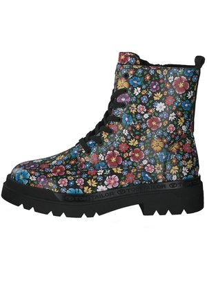 Sort kampstøvle med flerfarvet blomsterprint, sorte snørebånd, tyk, profilridsede sål og trækflap bagpå.
