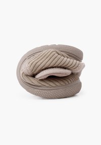 Beige pantoffel met een textuur, ribbelstof bovenkant en een dikke rubberen zool. Het ontwerp heeft een omgevouwen flap en een gevoerde inlegzool.