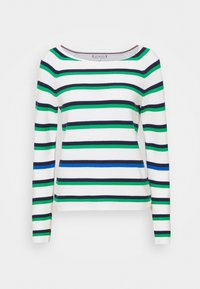 Valkoinen pitkähihainen neulepaita, jossa on vaakasuoria tummansinisiä, vihreitä ja sinisiä raitoja sekä leveä pyöreä kaula-aukko.