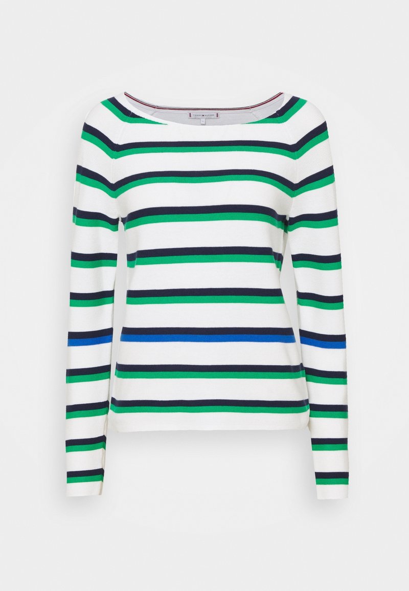 Valkoinen pitkähihainen neulepaita, jossa on vaakasuoria tummansinisiä, vihreitä ja sinisiä raitoja sekä leveä pyöreä kaula-aukko.