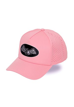 Casquette de baseball rose ventilée avec une visière courbée et un patch ovale noir avec un logo blanc d’œil ailé à l’avant.