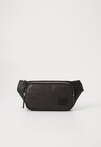 Borsa a vita nera con motivo in rilievo con la scritta "HUGO", tasca con zip frontale, cinturino regolabile e dettagli in argento delle zip.