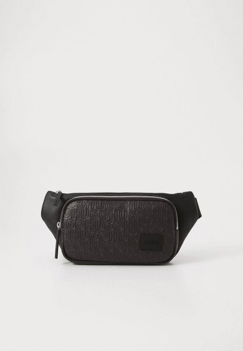 Borsa a vita nera con motivo in rilievo con la scritta "HUGO", tasca con zip frontale, cinturino regolabile e dettagli in argento delle zip.