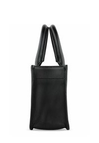 Borsa a mano in pelle nera con due manici corti, texture morbida, forma rettangolare e design minimalista. Dettagli della cucitura lungo i bordi.