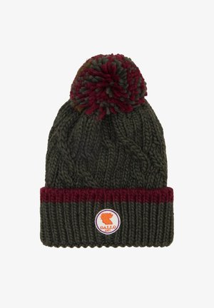 Berretto lavorato a maglia verde scuro con un pon pon color borgogna sulla parte superiore, caratterizzato da una fascia spessa a coste e una toppa rotonda con logo sulla parte anteriore.