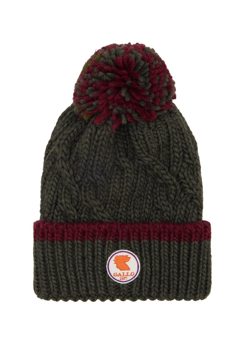 Berretto lavorato a maglia verde scuro con un pon pon color borgogna sulla parte superiore, caratterizzato da una fascia spessa a coste e una toppa rotonda con logo sulla parte anteriore.