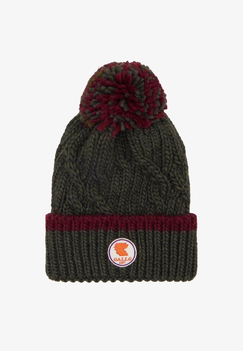Berretto lavorato a maglia verde scuro con un pon pon color borgogna sulla parte superiore, caratterizzato da una fascia spessa a coste e una toppa rotonda con logo sulla parte anteriore.