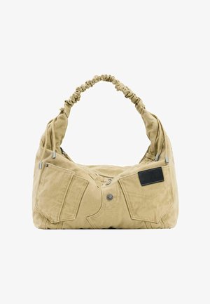 Beżowa torebka z tkaniny z marszczonym uchwytem, przednimi kieszeniami na klapce, detalem z guzikiem oraz małą czarną metką na prawej kieszeni.