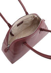 Donkerrode leren handtas met twee handvatten, open zilveren rits en beige binnenvoering met logo patroon.
