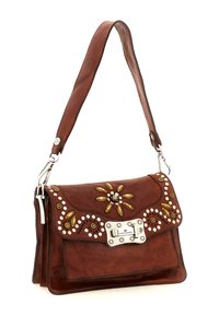 Borsa a mano in pelle marrone con motivo floreale decorativo, ferrature in argento e chiusura con patta. Presenta una tracolla lunga e dettagli intricati.