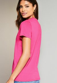 Lipsy REGULAR FIT ROUND NECK WEAR IT WITH LOVE  - Apdrukāts T-krekls - pink