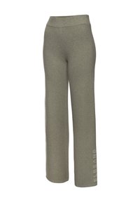 Hochgeschnittene, weite Hosen in Olivgrün, aus einem weichen Baumwollmischgewebe gefertigt. Mit einem in Weiß auf dem linken Bein aufgedruckten Logo.