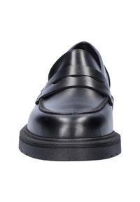 Zwarte leren loafers met een dik rubberen zool, ronde neus en een banddetail over de bovenkant, weergegeven vanuit een vooraanzicht.