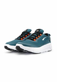 Teal sportskor med en texturerad mesh-övre, svarta snören och orangea detaljer. Vit mellansula och svart mönstrad sula.