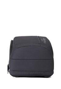 Sac à dos noir rembourré avec une texture de tissu lisse, un compartiment zippé et un logo de marque à l'avant. Forme rectangulaire avec des bords arrondis.