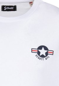 Camiseta de algodón blanca con cuello redondo y un logo impreso que incluye una estrella, un círculo azul y franjas rojas y blancas. Talla: L.