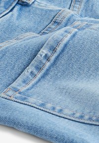 Next SUPER SOFT RAW HEM  PETITE  - Džinsiniai šortai - light wash