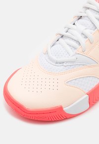 Nike Performance COURT LITE 4  - Tenisice za sve terene - white/hot punch/crimson tint/aster pink