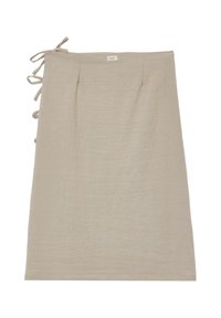 Jupe en lin beige avec des liens sur les côtés, présentant une coupe droite et une texture subtile, conçue avec deux plis à l'avant pour un ajustement décontracté.