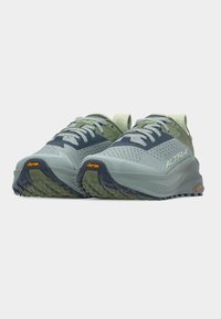 Paire de chaussures de trail running bleu clair et vert olive avec semelles Vibram et logo « ALTRA » sur le côté.
